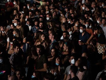 Centenares de perosnas bailan y cantan durante el concierto de Fuel Fandango, en el Cruïlla, el 10 de julio.