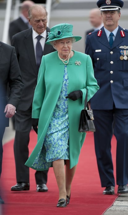 Isabel II, con el duque de Edimburgo a su espalda, deja el aeropuerto de Baldonnel para iniciar su visita oficial a Irlanda