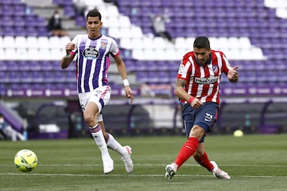 El jugador uruguayo del Atlético de Madrid, Luis Suárez, remata el gol. El segundo del equipo madrileño.