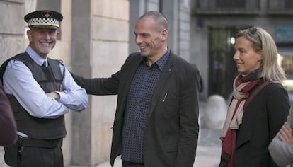 Varoufakis y su mujer, en Barcelona en octubre.