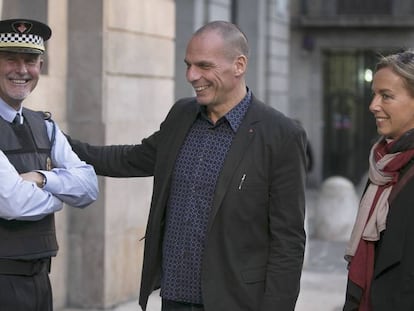 Varoufakis y su mujer, en Barcelona en octubre.