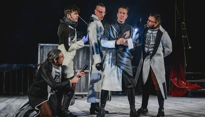De izquierda a derecha, Álvaro Tato, Daniel Rovalher, Iñigo Echevarría, Juan Cañas y Miguel Magdalena, en una escena de 'Crimen y telón'.