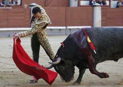 Manuel Jes&uacute;s El Cid, con uno de los toros de Adolfo Mart&iacute;n.