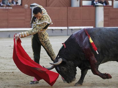 Manuel Jes&uacute;s El Cid, con uno de los toros de Adolfo Mart&iacute;n.