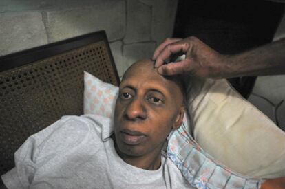 El disidente cubano Guillermo Fariñas, en su casa de Santa Clara durante la huelga de hambre.