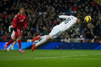 James Rodríguez marca el primer gol del partido de liga que enfrentó al Real Madrid y al Sevilla, el 4 de febrero de 2015.