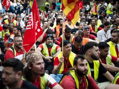 Trabajadores de Iberia y Swissport se manestaron el pasado 23 de octubre en el aeropuerto de El Prat por la pérdida de licencias de Iberia.