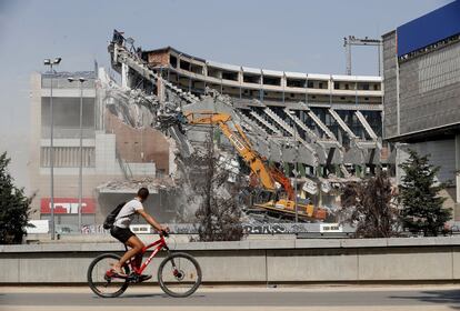 Un ciclista por observa las obras desde Madrid Río. 