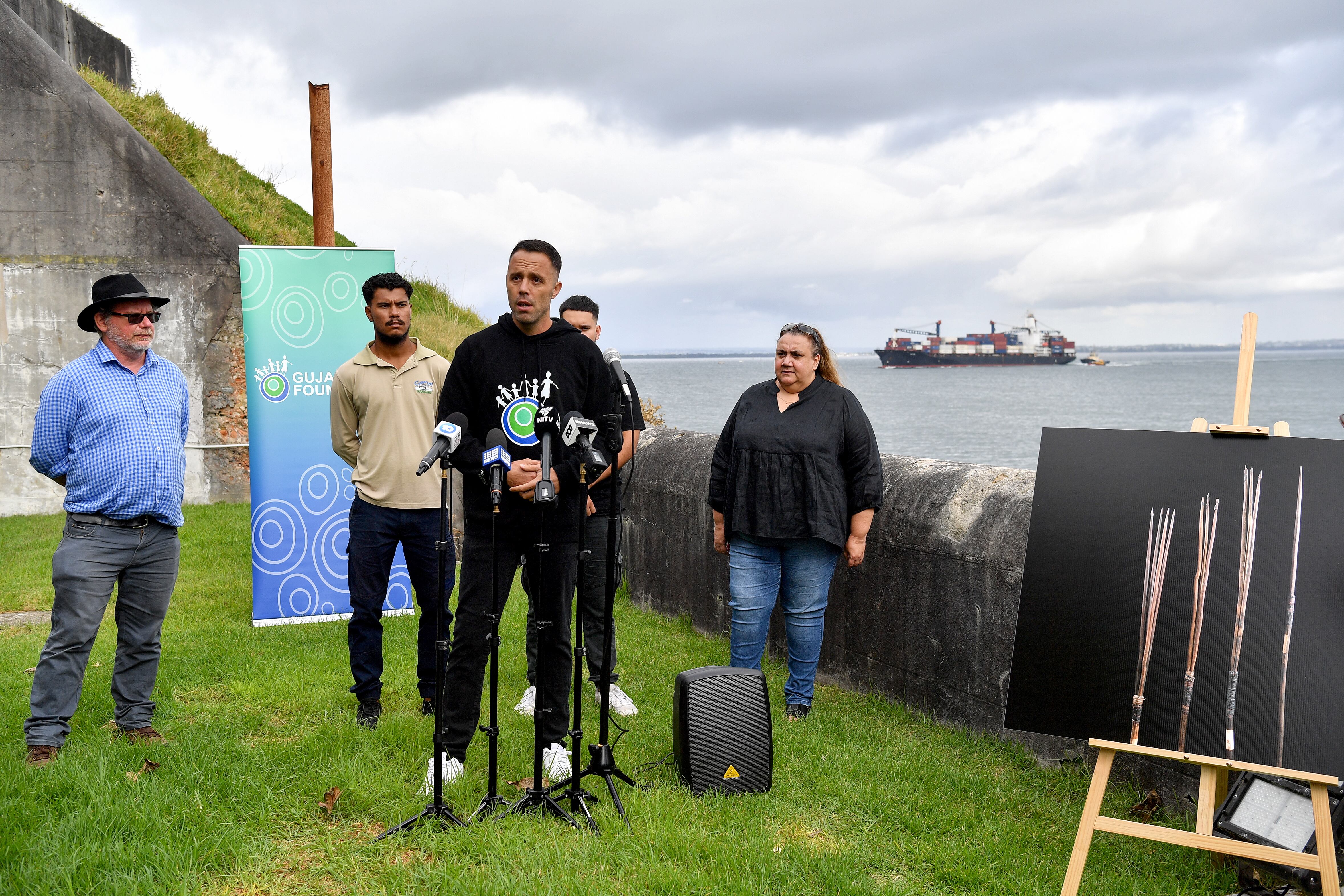 El conservador del Museo Nacional de Australia, Ian Coates (izquierda), el presidente de la Fundación Gujaga, Ray Ingrey, y la presidenta del Consejo Local de Tierras Aborígenes de La Perouse, Noeleen Timbery, durante el acto de restitución este jueves en Sídney.