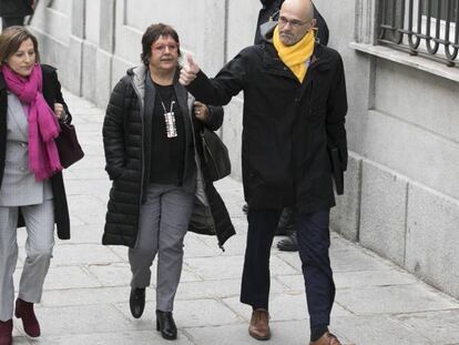 De izquierda a derecha, Carme Forcadell, Dolors Bassa y Raul Romeva, este viernes en el Supremo.