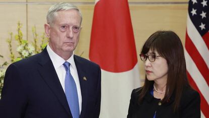 Mattis, secretario de Defensa, en Tokio con su homóloga, Tomomi Inada, este viernes.