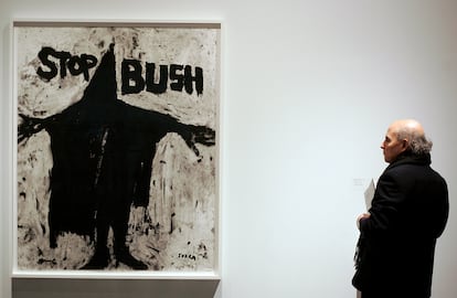 Un hombre observa una obra de Richard Serra, que lleva la leyenda 'Stop Bush', en la muestra previa a la inauguración de la Bienal de Arte Moderno de Nueva York, en el Whitney Museum, en 2006.   