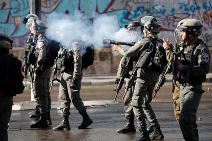 Las fuerzas israelíes se enfrentan con manifestantes palestinos cerca de un puesto de control israelí en la ciudad cisjordana de Belén.