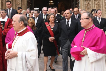 El presidente valenciano acudió a la procesión acompañado de la alcaldesa de Valencia, Rita Barberá (a su derecha), y coincidió a la salida de la catedral con De la Rúa, que se mantuvo en un segundo plano (en la imagen, detrás de Barberá a la izquierda).