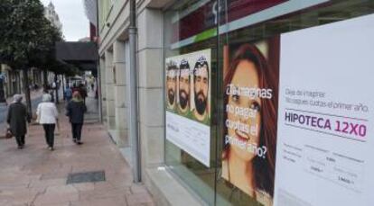 Vista de una entidad bancaria en el centro de Oviedo.