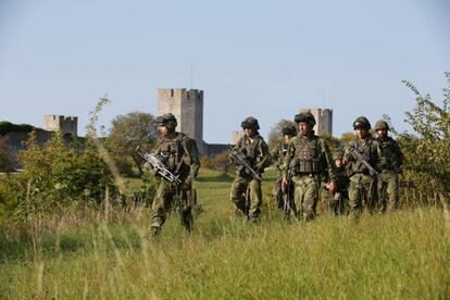 Soldados suecos patrullan en la isla de Gotland en verano de 2016. 