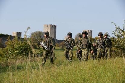Soldados suecos patrullan en la isla de Gotland en verano de 2016.