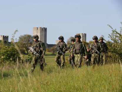 Soldados suecos patrullan en la isla de Gotland en verano de 2016. 