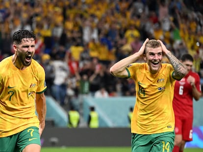 Mathew Leckie y Riley McGree celebran el gol de Australia sobre Dinamarca en el Mundial de Qatar 2022.