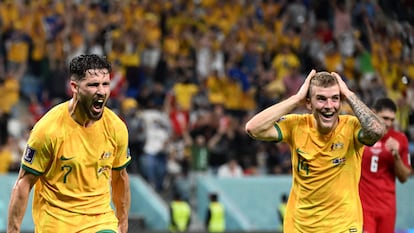 Mathew Leckie y Riley McGree celebran el gol de Australia sobre Dinamarca en el Mundial de Qatar 2022.