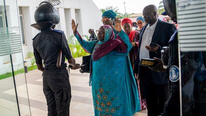 Una activista es registrada antes de entrar en el Parlamento de Gambia, el lunes en Banjul.