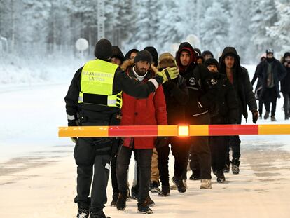 Un grupo de migrantes llegaba el pasado jueves al puesto fronterizo de Salla (Finlandia).
