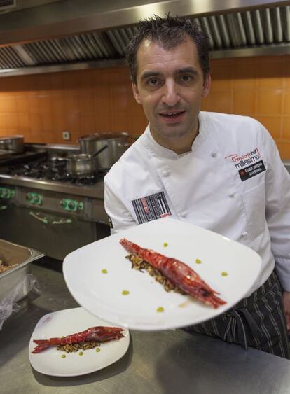 Julio Fernández, con uno de los platos que cocinó en Sevilla.