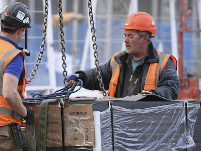 Operarios trabajan en la construcción de un edificio en Londres.