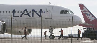 Aviones de LAN y TAM en un aeropuerto. Cinco a&ntilde;os tras el anuncio de integraci&oacute;n, las aerol&iacute;neas siguen conservando sus libreas.