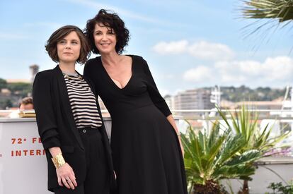 Elea Gobbe-Mevellec (a la izquierda) y Zabou Breitman asisten a la sesión de fotos para 'Swallows Of Kabul'.