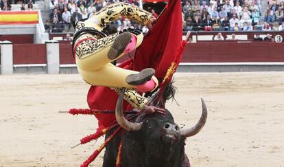 Cogida de José R. García 'Chechu', en su primer toro de la tarde.