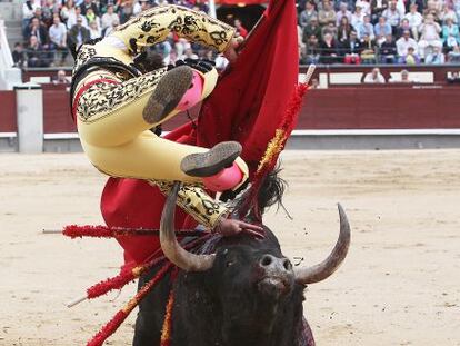 Cogida de Jos&eacute; R. Garc&iacute;a &#039;Chechu&#039;, en su primer toro de la tarde.