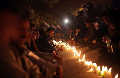 Una fila de velas marca una vigilia en memoria de la fallecida en la ciudad de Nueva Delhi, donde el pasado 16 de diciembre se produjo la violación, por la que seis hombres han sido acusados de asesinato. Nueva Delhi encabeza las estadísticas de agresiones sexuales contra mujeres en el país.