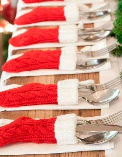 Inspiración DIY. Utiliza los calcetines navideños para guardar los cubiertos y aportar un toque divertido a la mesa.