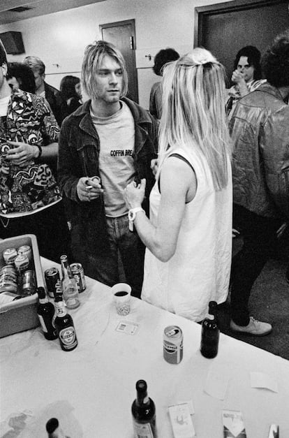 Gordon tuvo una estrecha amistad con Kurt Cobain. Aquí aparecen juntos en un momento de la gira de 1991 que Sonic Youth realizó con Nirvana. Colección personal de Kim Gordon.