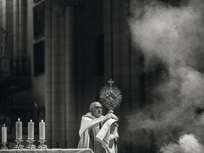 El arzobispo de Madris, Carlos Osoro, de 69 años, durante una celebración religiosa con jóvenes en la catedral de la Almudena, el 5 de diciembre de 2014.