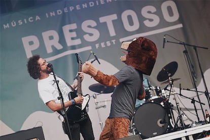 Jaime Marcos del grupo Pingüino junto a Prestosín, la mascota del festival