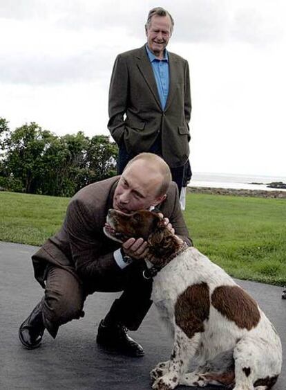 El ex presidente Bush observa a Putin mientras éste acaricia a su perro en Kennebunkport.