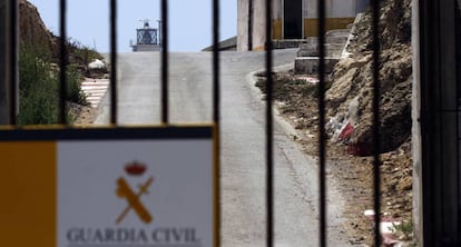 Cartel de la Guardia Civil en el CIE de Tarifa.