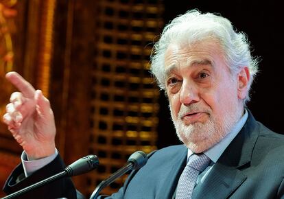 Plácido Domingo y el cuestionamiento a las víctimas. El pasado 13 de agosto se publicó la primera investigación en la que nueve mujeres acusaban al cantante Plácido Domingo de acoso sexual. Días después, en AP aparecían once testimonios más que detallaban el supuesto comportamiento abusivo del tenor. “Mi jefe directo me dijo que evitaban mandar ningún tipo de mujeres atractivas jóvenes a los preparativos con él debido a su comportamiento”, relataba un empleado anónimo. El mundo se volvió a mostrar dividido ante las acusaciones y se cuestionó la veracidad de las víctimas. Por qué las mujeres tardan años en denunciar fue, de nuevo, la polémica del verano. El miedo a la reacción del agresor, el no reconocerse como víctima o la falta de recursos económicos son solo algunas de las razones.