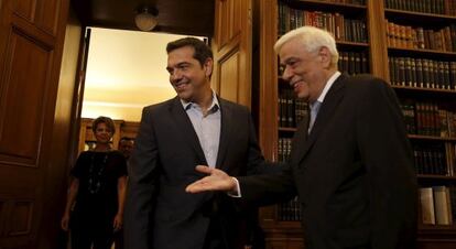 El primer ministro griego, Alexis Tsipras, con el presidente griego, Prokopis Pavlopoulos, en el palacio presidencial de Atenas, el 20 de agosto de 2015.