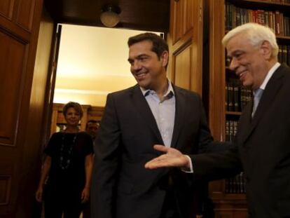 El primer ministro griego, Alexis Tsipras, con el presidente griego, Prokopis Pavlopoulos, en el palacio presidencial de Atenas, el 20 de agosto de 2015. 