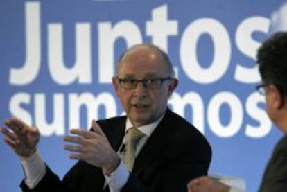 El ministro de Hacienda, Cristóbal Montoro, durante su intervención en la convención del Partido Popular Catalán en Barcelona.