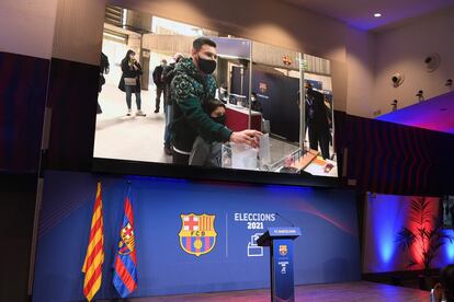 La imagen de Leo Messi en el momento que ejercía su derecho al voto, proyectada en las pantallas del Auditori 1899, junto al Camp Nou.