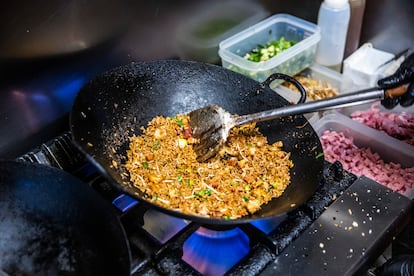 El arroz especial, que lleva cerdo, pollo, gambas, jamón york y verduras, se prepara al wok, en un restaurante cantonés regentado por una familia venezolana.