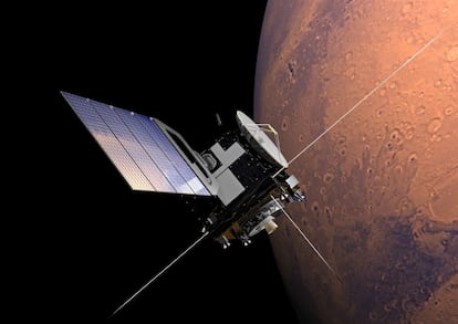 El instrumento MARSIS a bordo de la nave envía señales de radio a la superficie del planeta. Parte de las ondas rebotan en las diferentes capas de terreno y, dependiendo de la intensidad con la que regresan, se puede saber la composición del subsuelo. En la imaegn, recreación de la sonda ‘Mars Express’ en Marte.