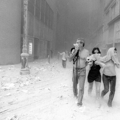 Sobre las 10:45 am los trabajadores corrían por las calles de Nueva York, cubriéndose las caras a causa del polvo que cubrió la ciudad. En la imagen John Street.