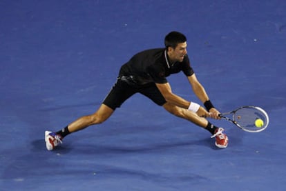 Djokovic devuelve la pelota a Lleyton Hewitt ayer en Melbourne.