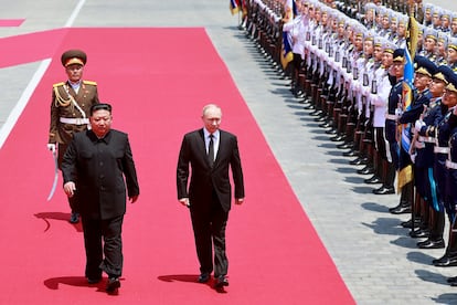 El líder de Corea del Norte, Kim Jong-un (a la izquierda), y el presidente ruso, Vladímir Putin, asisten a la ceremonia oficial de bienvenida en la plaza Kim Il Sung en Pyongyang.