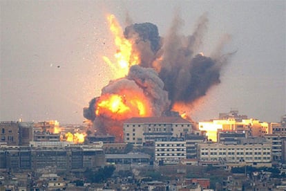 Los aviones de combate israelíes bombardean los barrios del sur de Beirut, que vivieron ayer la jornada más intensa en tres semanas de ataques.